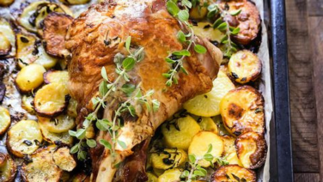 Gigot de mouton au four avec légumes et pommes de terre sautées